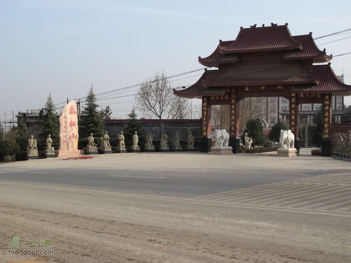 2011-3-12独骑白鹿塬凤栖山公墓北区门