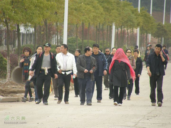 26日26网友从万福亭出发寻访江丰烈士P3260897