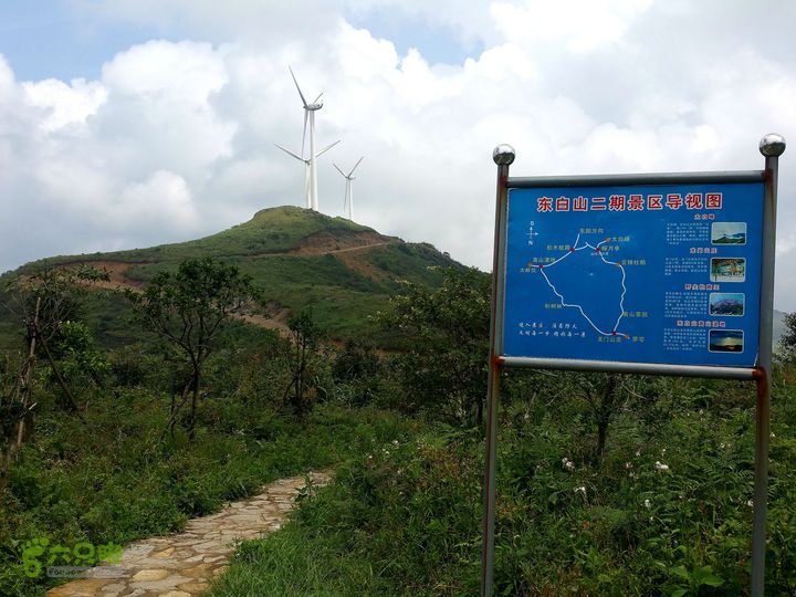 20150815东白山最经典环线从这里就可以直上东白山的最高峰太白峰了。