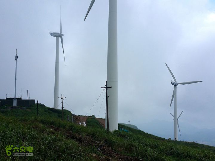 20150815东白山最经典环线东白山上的大风车群。