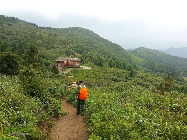 20150815东白山最经典环线下山了，准备从探月亭处下山，通过龙门山庄。