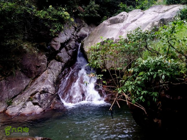 20150815东白山最经典环线这条路下山路况挺好，一直都是石子路。沿坑下，一路都有瀑布伴随。
